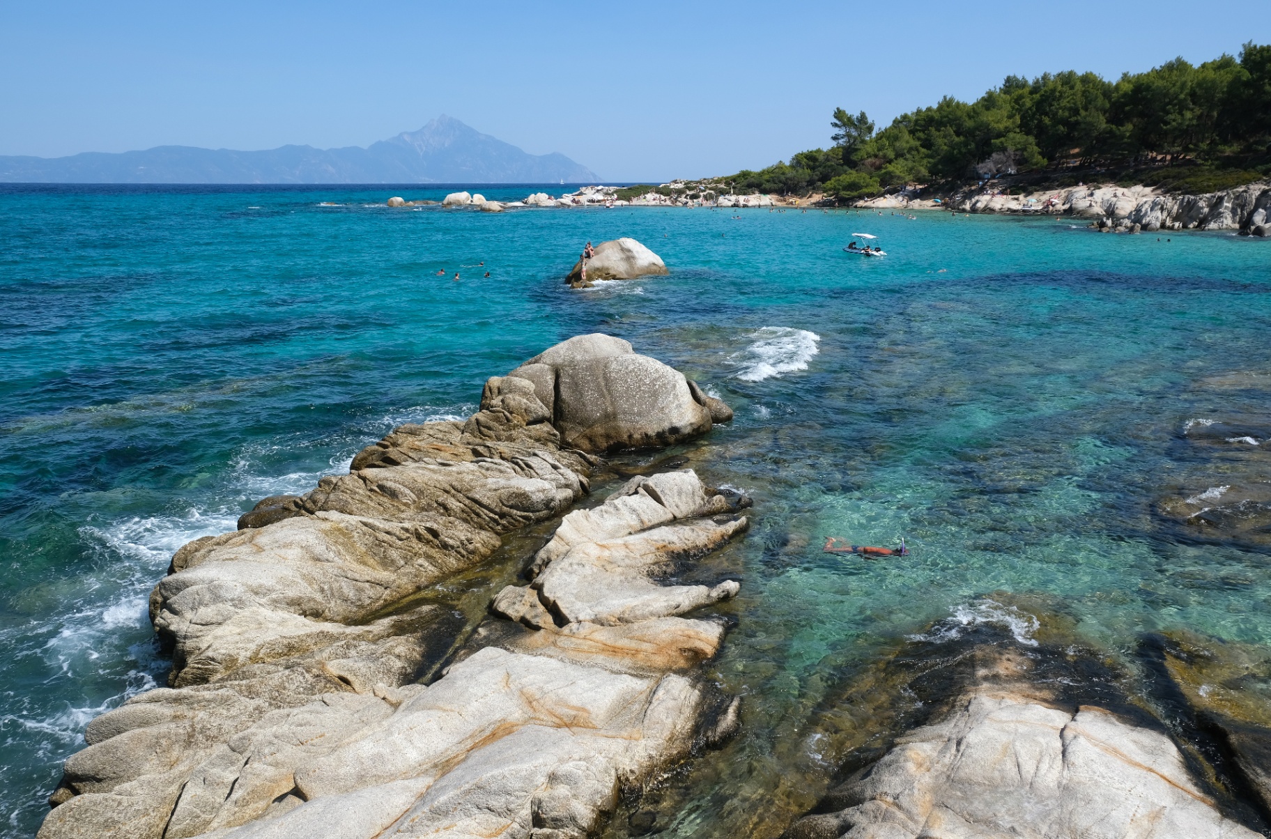 Παραλία με κρυστάλλινα νερά στη Χαλκιδική